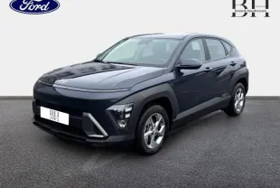 Hyundai Kona 2023 Denim Blue perlé, vue 3/4 avant droit avec signature lumineuse LED et jantes alliage.