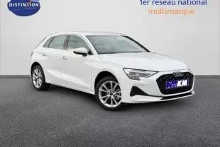 Audi A3 Sportback blanc Arkona vue 3/4 avant droit, avec calandre noire et jantes alu visibles.