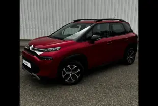 Citroën C3 Aircross Rouge Pepper vue 3/4 avant droit, avec barres de toit et jantes alliage distinctives.