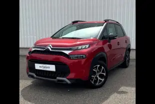 Citroën C3 Aircross Rouge Pepper vue 3/4 avant droit avec barres de toit et jantes alu noires et argentées.