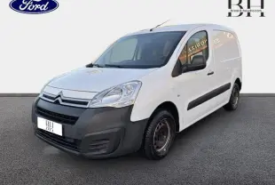 Citroën Berlingo blanc en 3/4 avant droit, fourgonnette compacte avec pare-chocs noirs et double portes arrière.