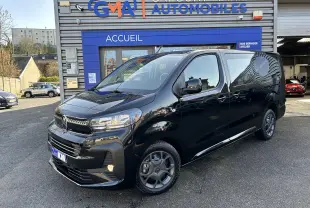 Vue 3/4 avant droit d’un Citroën Jumpy Cabine Approfondie noir, avec jantes tôles noires et boucliers demi-peints.