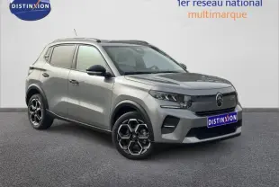 Vue 3/4 avant droite d'une Citroën C3 2025 gris Mercury avec jantes alliage au design hexagonal distinctif.