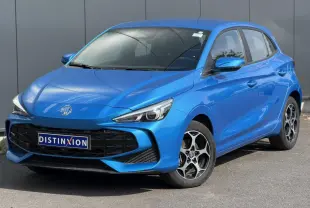 Vue 3/4 avant droite de la MG3 1.5 Hybrid+ 195 Comfort bleu Como avec jantes alliage et calandre noire.