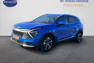 Vue 3/4 avant droite d'un KIA Sportage bleu fusion métal 2022 avec calandre distinctive et jantes noires stylisées.