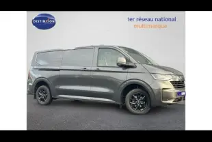 Vue latérale droite d'un Volkswagen Transporter FGN Procab gris 2025 avec jantes noires et portes coulissantes.