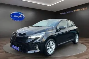 Renault Clio V noire vue en 3/4 avant droit, avec phares LED et jantes alliage argentées visibles.