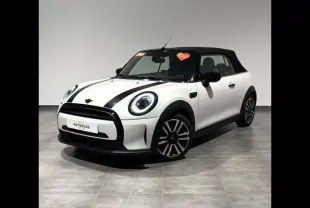 MINI Cabriolet Cooper 2023 vue 3/4 avant en Nanuq White avec capote noire et bandes noires sur le capot