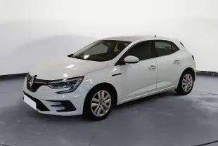 Renault Mégane IV blanche vue en 3/4 avant droit, avec phares LED et jantes alliage, sur fond neutre intérieur.