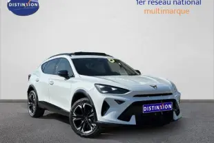 Vue 3/4 avant d'un CUPRA Formentor 1.5 eTSI Hybrid noir Minuit métallisé avec jantes noires distinctives.