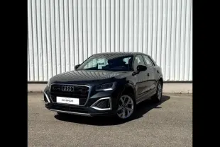 Audi Q2 noir Mythic métallisé vue 3/4 avant droit avec calandre noire et jantes alu visibles