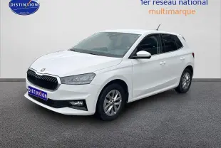 Vue 3/4 avant droite d'une Skoda Fabia blanche 2025 avec jantes alu et feux LED.