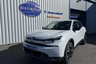 Citroën C4 Hybrid blanc Okenite vue 3/4 avant droit, avec calandre distinctive et jantes bi-ton noires.
