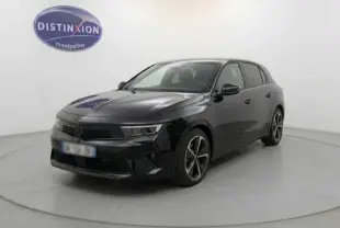 Opel Astra 2025 noire vue 3/4 avant droit dans un studio avec jantes alliage 17 pouces et vitres surteintées.