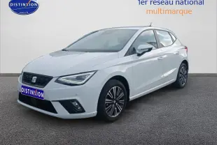 Vue 3/4 avant droite d'une SEAT Ibiza blanc nevada avec jantes alliage et phares LED triangulaires.
