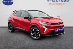 Renault Captur 1.6 E-Tech hybride rouge flamme en 3/4 avant droit avec jantes noires distinctives.