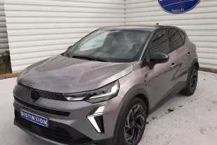 Renault Captur E-Tech Full Hybrid 145 Esprit Alpine gris Cassiopée avec toit noir, vue 3/4 avant droit, jantes noires distinctives.