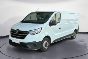 Renault Trafic Fourgon blanc en vue 3/4 avant droit, avec calandre noire et jantes acier simples.