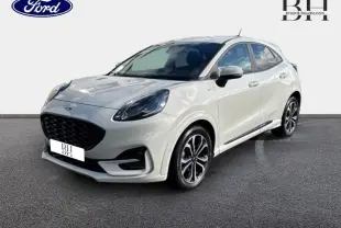 Ford Puma blanc Premium Metropolis en 3/4 avant droit avec jantes alliage et calandre noire distinctive.