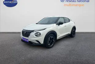 Nissan Juke blanc nacré métal en vue 3/4 avant droit, avec jantes noires et toit contrasté noir.