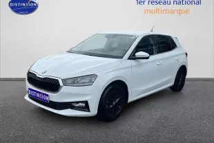 SKODA Fabia blanche vue en 3/4 avant droit avec jantes noires et calandre chromée sur fond neutre.
