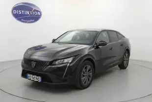Peugeot 408 Hybrid 145 e-DCS6 Allure noir vue 3/4 avant droit avec calandre distinctive et phares LED fins.