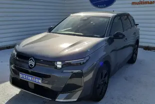 Citroën C5 Aircross hybride gris platinium en 3/4 avant droit, avec calandre noire et jantes noires distinctives.