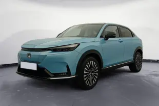 Honda e:Ny1 204 ch Advance bleu électrique, vue 3/4 avant droit mettant en valeur ses jantes stylisées et son design moderne.