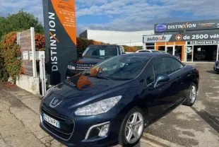 Peugeot 308 CC 1.6 VTI 2012 bleu foncé vue 3/4 avant droit sur parking devant concessionnaire Distinxion