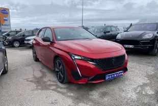 Peugeot 308 GT rouge Elixir vue 3/4 avant droit, avec calandre noire et phares LED distinctifs.