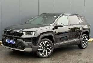 Jeep Compass Hybrid 145 e-DSC6 Summit noir Vulcano, vue 3/4 avant avec jantes alliage 19 pouces et barres de toit.