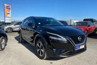 Nissan Qashqai noir 2023 en 3/4 avant droit, avec calandre chromée et jantes alliage distinctives.