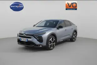 Vue 3/4 avant d'une Citroën C5 X gris foncé avec jantes alliage 19 pouces et toit noir contrasté.