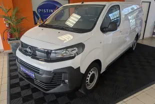 Opel Vivaro Fourgon XL blanc icy vu en 3/4 avant droit, avec jantes tôle 17 pouces et pare-chocs noirs.