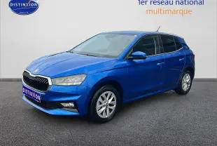 Vue 3/4 avant d'une Skoda Fabia bleu vif avec jantes alu et phares avant LED sur fond neutre.