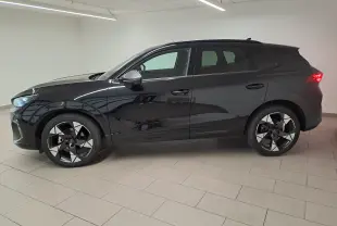 Vue de profil côté gauche du CUPRA TERRAMAR 2025 noir minuit avec jantes 20'' Gravity usinées dans un intérieur lumineux.