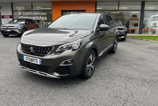 Peugeot 3008 gris Amazonite en 3/4 avant droit, avec jantes alliage et calandre noire brillante.