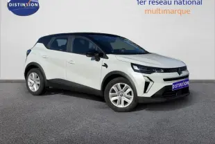 Renault Captur 2025 blanc et toit noir, vue 3/4 avant droit, avec calandre moderne et jantes argentées.