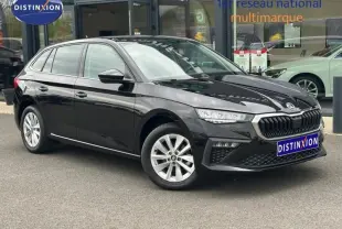 Vue 3/4 avant droite d'une Skoda Scala noir Magic nacré avec calandre chromée et jantes alu.