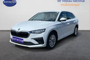 Vue 3/4 avant d'une Skoda Scala blanc glacier avec calandre noire et jantes alliage 16 pouces sur sol gris.
