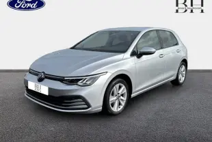 Vue 3/4 avant d'une Volkswagen Golf gris lunaire 2023 avec jantes alliage et phares LED fins.
