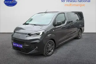 Vue 3/4 avant droit du FIAT Scudo Combi gris titane avec porte latérale coulissante et jantes noires.