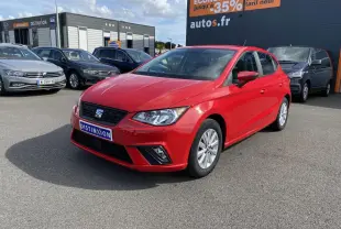 SEAT Ibiza 1.0 TSI rouge pur vue 3/4 avant droit, avec projecteurs antibrouillard et jantes alliage 15 pouces.