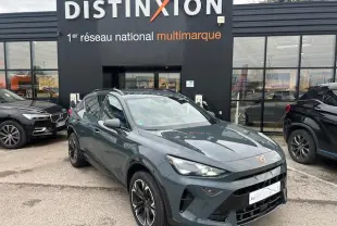 Vue 3/4 avant d'une CUPRA Formentor gris Fiord Metal avec jantes 18 pouces et signature lumineuse Tri-LED visible.