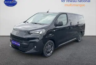 Vue 3/4 avant droite d’un FIAT Scudo Combi noir avec porte latérale coulissante et jantes sombres.