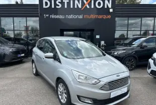 Ford C-MAX II gris clair métal en 3/4 avant droit, avec calandre chromée et jantes alliage 16 pouces visibles.