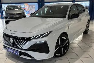 Peugeot 308 Hybrid blanc Okenite vue 3/4 avant droit avec calandre noire et jantes bi-tons en showroom.