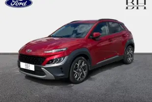 Vue 3/4 avant droite d'un Hyundai Kona Pulse Red Métal avec jantes alu et protections noires contrastantes.