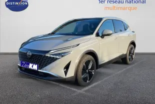 Nissan Qashqai 2025 gris céramique métal en 3/4 avant droit, avec calandre noire et jantes bi-ton.