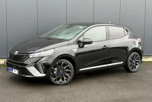 Renault Clio V NV E-Tech noir étoile vue 3/4 avant droit avec jantes alliage et signature lumineuse LED en C